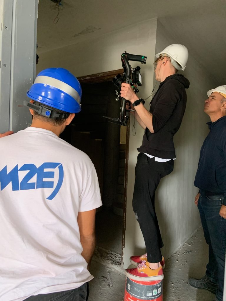 M2E : l'équipe de tournage filme un électricien sur le chantier