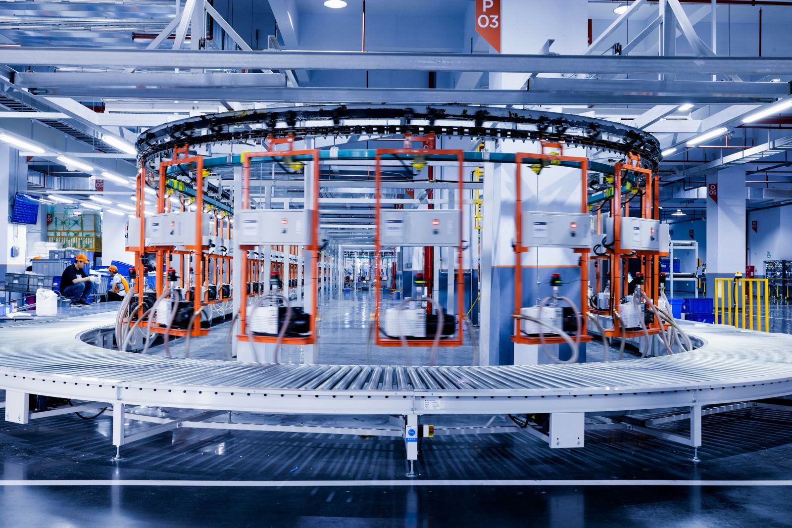 Ligne de production industrielle avec convoyeur
